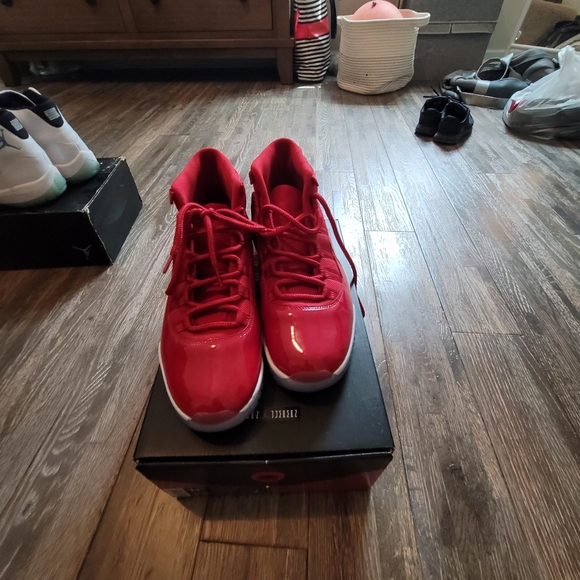 Jordan retro 11 red